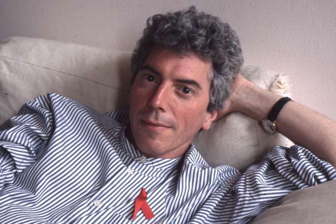Patrick O'Connell (1953 - 2021) in una foto d'archivio con il nastrino rosso sulla camicia.