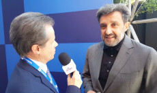 Flavio Insinna intervistato da Emilio Buttaro per "La Voce d'Italia" durante una presentazione del 2018
