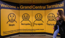 .Su un poster le indicazioni sul corretto uso delle mascherine alla stazione Grand Central Terminal di New York