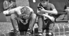 Adolescenti giocando con lo smartphone.