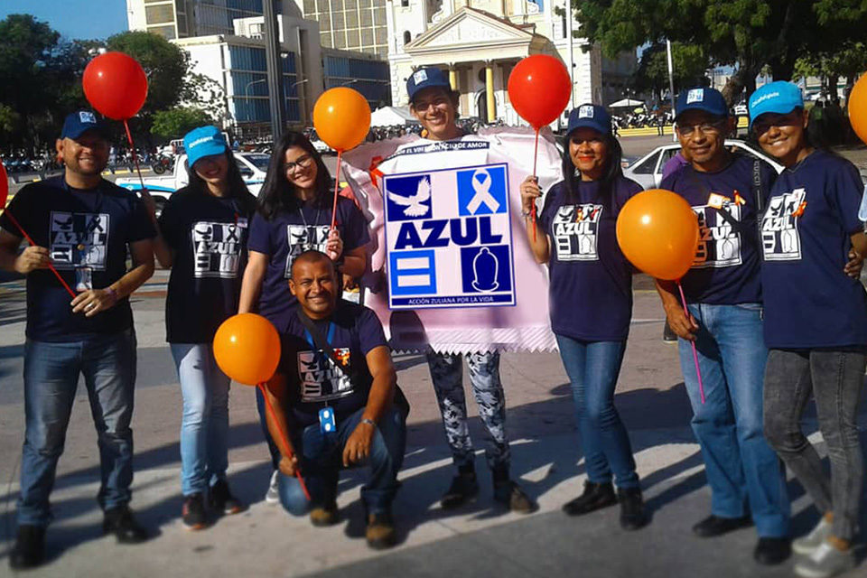 Integranti della Ong "Azul positivo" in una attivitá di ´strada