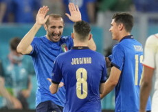 Giorgio Chiellini festeggia Jorgiho la qualificazione agli ottavi della Coppa Euro 2020
