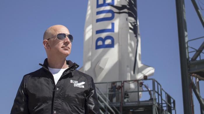Jeff Bezos, fondatore di Amazon, pronto ad iniziare l'avventura nello spazio
