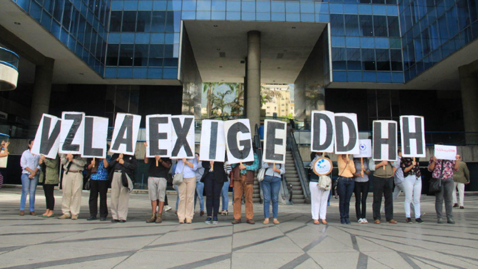 Attivisti di "Acción Solidaria" richiedono l'attenzione della comunitá internazionale davanti alla sede della ONU in Caracas. 
