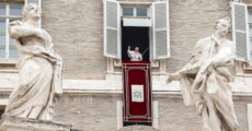 Papa Francesco durante la benedizione dell'Angelus in Piazza San Pietro..