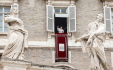 Papa Francesco durante la benedizione dell'Angelus in Piazza San Pietro..