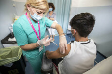 Un ragazzo riceve una dose di vaccino Pfizer in un ospedale di Rieti.