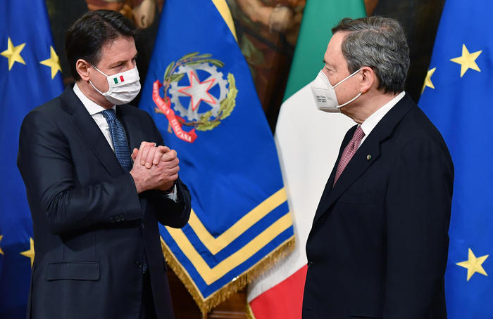 Giuseppe Conte e Mario Draghi durante la cerimonia delle consegne a Palazzo Chigi nel febbraio scorso