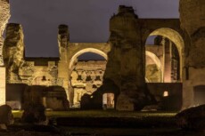 Le terme di Caracalla (Roma) illuminate durante la notte