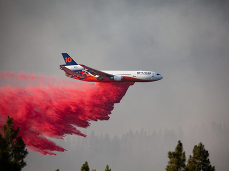 Un aereo sparge liquidi schiumogeni antincendio in Oregon.