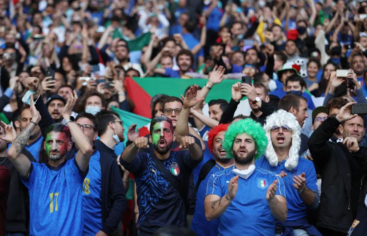 Tifosi italiani nello stadio di Wembley, Londra.