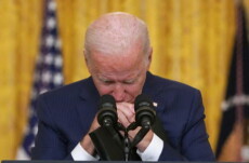 Il presidente Joe Biden non trattiene le lacrime in diretta tv.