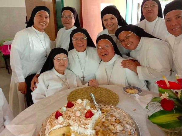 Nella foto d'archivio Madre Domitilla festeggia i 60 anni di vita religiosa con le sorelle di Villa Pompei.