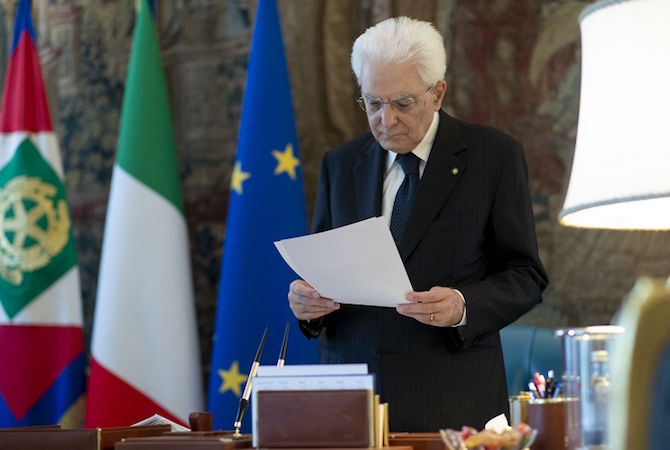 Il presidente della Repubblica, Sergio Mattarella, legge la dichiarazione nel suo ufficio al Quirinale.