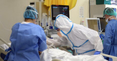 Medici e infermieri al lavoro nel reparto di terapia intensiva per curare i pazienti covid all'ospedale di Vizzolo Predabissi