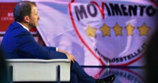 Davide Casaleggio e la bandiera con il logo del M5s sullo sfondo.