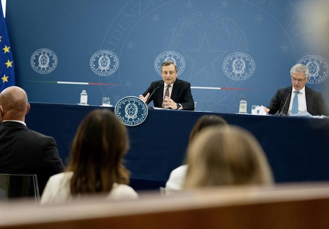 Il Presidente del Consiglio Mario Draghi e il ministro dell'Economia Daniele Franco in conferenza stampa. (Ufficio stampa Presidenza del Consiglio)