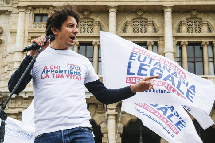 Marco Cappato durante il deposito delle firme per il referendum sull'eutanasia legale all'esterno del palazzo della Corte di Cassazione