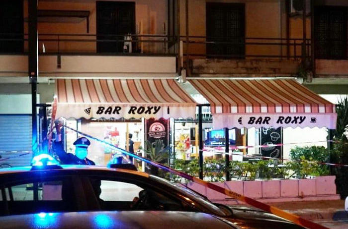 L'esterno del Bar Roxy, il luogo dell'agguato.