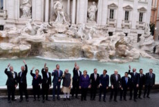 I leaders mondiali presenti a Roma per il Summit G20 del clima lanciano la tradizionale monetina di 1 Euro nella Fontana di Trevi