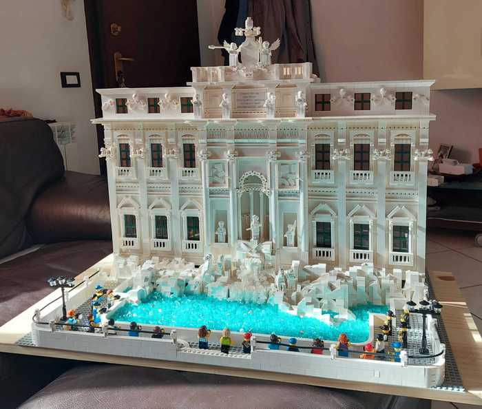 La riproduzione della Fontana di Trevi con mattoncini Lego.
