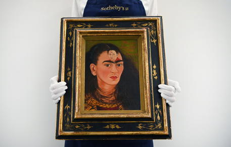 L'autoritratto "Diego y yo" , raffigura una Kahlo in lacrime con il volto di Rivera dipinto sulla fronte.