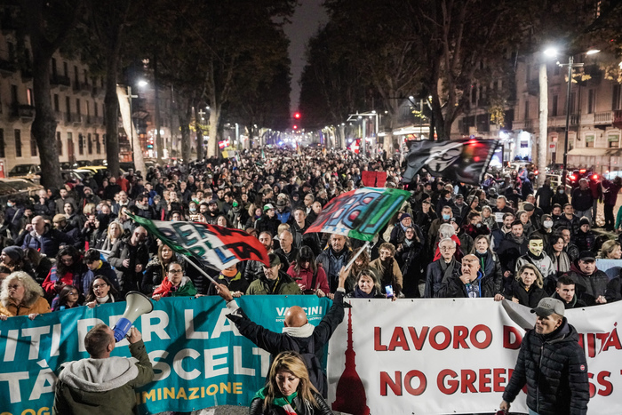 Manifestazione corteo dei No-Green pass in piazza Castello. Torino