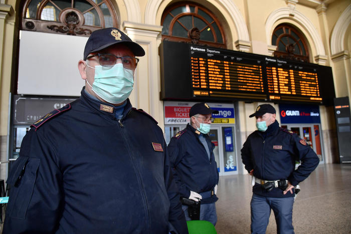 La stazione ferroviaria di Genova Brignole con la Polizia Ferroviaria che controlla i passeggeri in partenza con i treni
