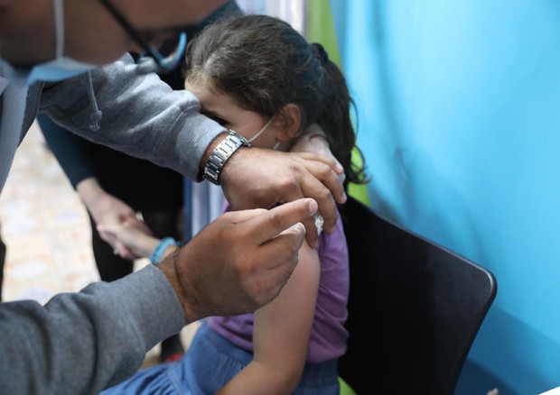 Una bambina riceve il vaccino anti-Covid.