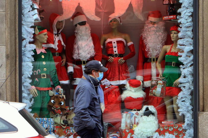 La vetrina di un negozio del centro allestita con temi natalizi, Milano,