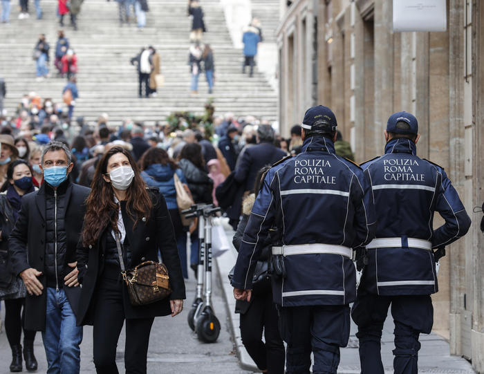 Folla e controlli mascherine in centro, Roma,