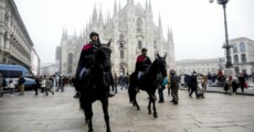 Carabinieri a cavallo in piazza Duomo a Milano, 18 dicembre 2021.
