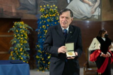 Giorgio Parisi con la medaglia del Nobel 2021 per la Fisica.