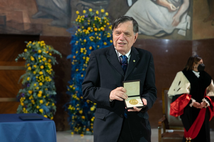 Giorgio Parisi con la medaglia del Nobel 2021 per la Fisica.