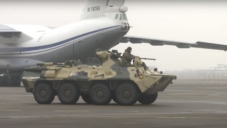 Nel frame video del Ministero della Difesa russo il ritiro delle truppe.