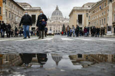 Persone passeggiano lungo Via della Conciliazione a Roma. Immagine d'archivio