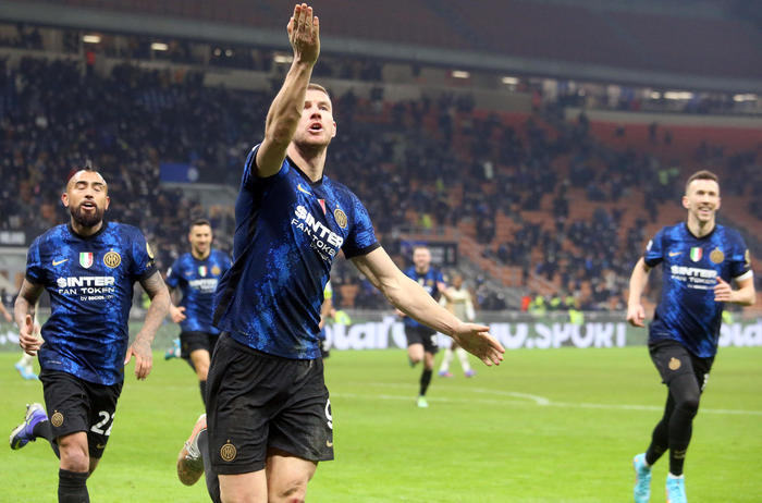 Edin Dzeko saluta i tifosi dell'Inter dopo il gol-vittoria sul Venezia.