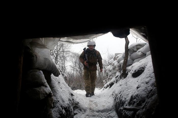 Un militare delle forze armate ucraine in una trincea con i separatisti sostenuti dalla Russia nella regione orientale di Lugansk