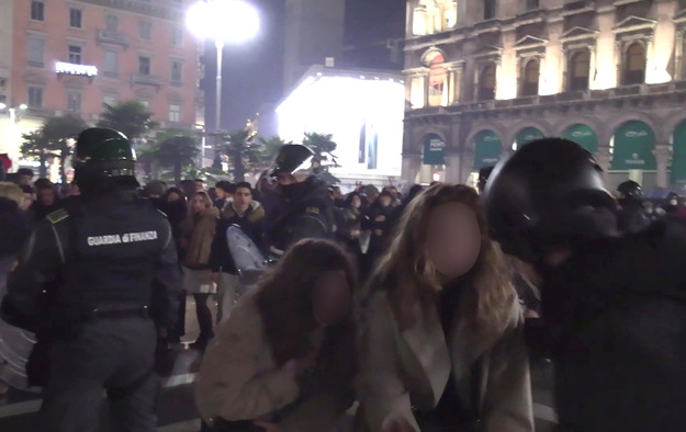 Aggredita in piazza Duomo Milano,indagini su almeno 5 casi.