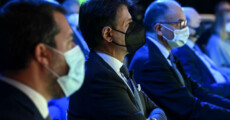 Il leader del Partito Democratico Enrico Letta (D) con il presidente del Movimento 5 Stelle Giuseppe Conte (C) ed il leader della Lega Matteo Salvini (S) durante l'assemblea annuale di Confesercenti
