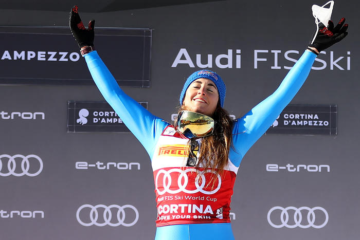 La gioia di Sofia Goggia sul podio di Cortina.