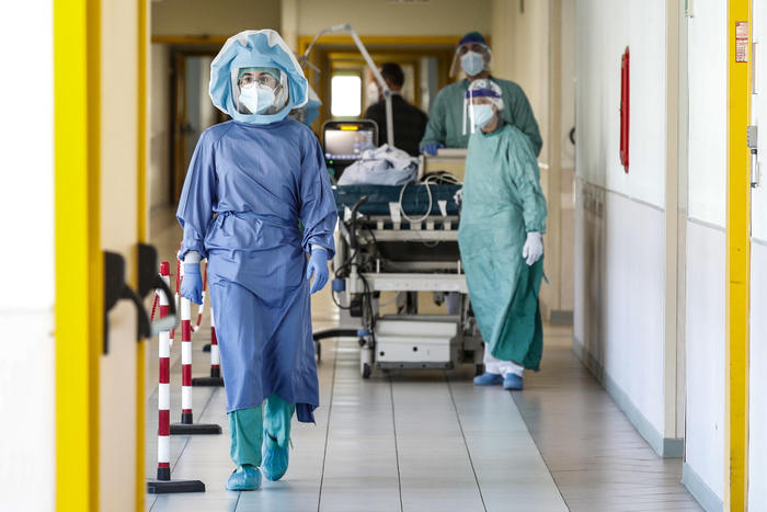 Sanitari nel reparto di terapia intensiva dell'ospedale Tor Vergata a Roma