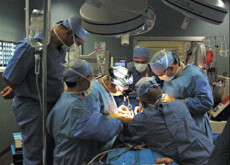 Medici e assistenti alle prese con un trapianto di organi in sala operatoria.