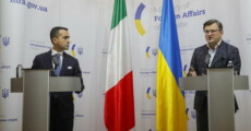 Il minisstro degli affari esteri Luigi Di Maio (S) ed il suo collega ucraino Dmytro Kuleba (D) durante una conferenza stampa a Kiev, Ucraina