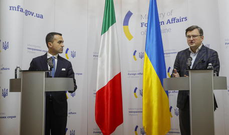 Il minmsitro degli affari esteri Luigi Di Maio (S) ed il suo collega ucraino Dmytro Kuleba (D) durante la conferenza stampa a Kiev, Ucraina