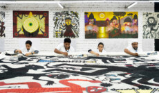 Artisti al lavoro nei laboratori Chanakya a Mumabi, diretti da Karishma Swali.