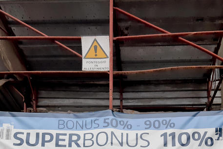 L'impalcatura su una facciata di un edificio a Napoli ristrutturata con i benefici fiscali del superbonus,