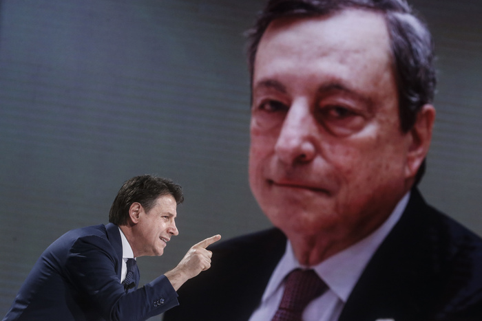 Il leader del Movimento 5 Stelle, Giuseppe Conte e dietro una foto del premier Mario Draghi, durante la trasmissione televisiva “In mezz’ora+” in onda su Rai 3,