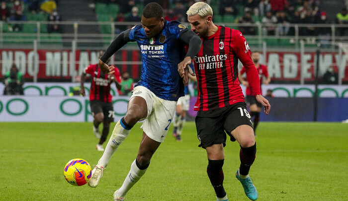 Denzel Dumfries e Theo Hernandez in azione al Meazza nel derby di Coppa Italia Mila-Inter.