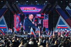 El presidente de Rusia Vladimir Putin, en el meeting en el estadio Luzhniki de Mosca, para celebrar el aniversario de la anexión de Crimea a Russia